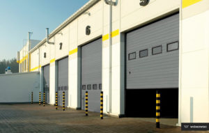 Brama garażowa przemysłowa segmentowa z okienkami