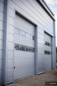 Bramy garażowe przemysłowe segmentowe z panelami aluminiowymi przeszklonymi x2