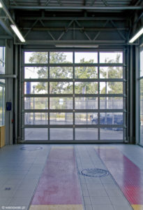 Brama garażowa przemysłowa segmentowa MakroPro Alu z panelami przeszklonymi