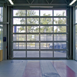 Brama garażowa przemysłowa segmentowa MakroPro Alu z panelami przeszklonymi