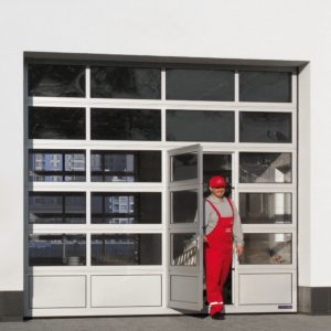 Brama garażowa przemysłowa aluminiowa z drzwiami przejściowymi z przeszkleniami