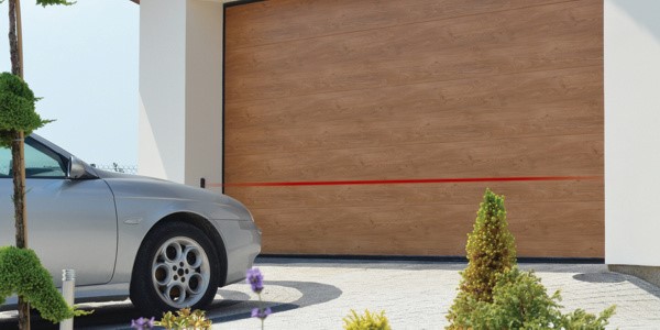 Brama garażowa segmentowa. Linia fotokomórek bezpieczeństwa zapobiega kolizji z pojazdem lub z osobą.