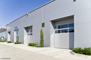 Bramy garażowe przemysłowe segmentowe z panelami aluminiowymi przeszklonymi x2