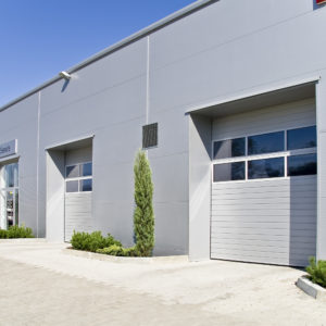 Bramy garażowe przemysłowe segmentowe z panelami aluminiowymi przeszklonymi x2