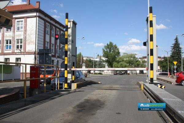 KGHM_sprzedaż_i_instalacja_sześciu_szlabanów_hydraulicznych_FAAC_model_B680H_6