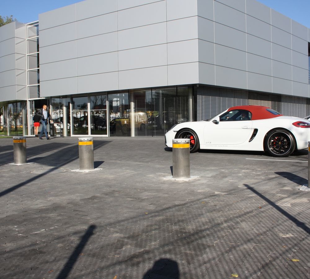 Instalacja automatycznych zapór parkingowych (słupków hydraulicznych) FAAC J275 INOX – lokalizacja salon Porsche Wrocław