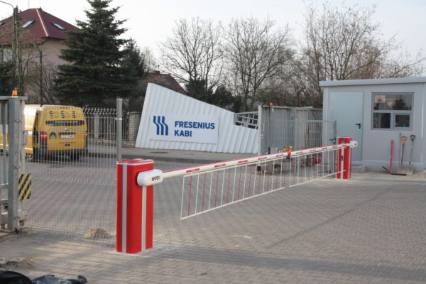 Clinico Medical - Dostawa, montaż i serwis dwóch szlabanów hydraulicznych FAAC B680