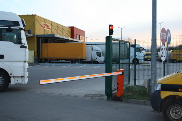 Szlabany hydrauliczne FAAC 615 - centrum DHLWrocław - instalacja, serwis szlabanów