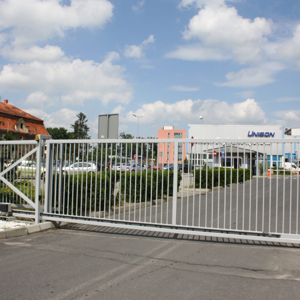 Wykonanie, dostawa i montaż bramy ogrodzeniowej przesuwnej – lokalizacja Unison Dzierżoniów