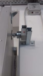 11. Trzymacz elektromagnetyczny wyposażenie drzwi przeciwpożarowych Wiśniowski - montaż ADB Komfort - Dzierżoniów