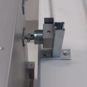 11. Trzymacz elektromagnetyczny wyposażenie drzwi przeciwpożarowych Wiśniowski - montaż ADB Komfort - Dzierżoniów